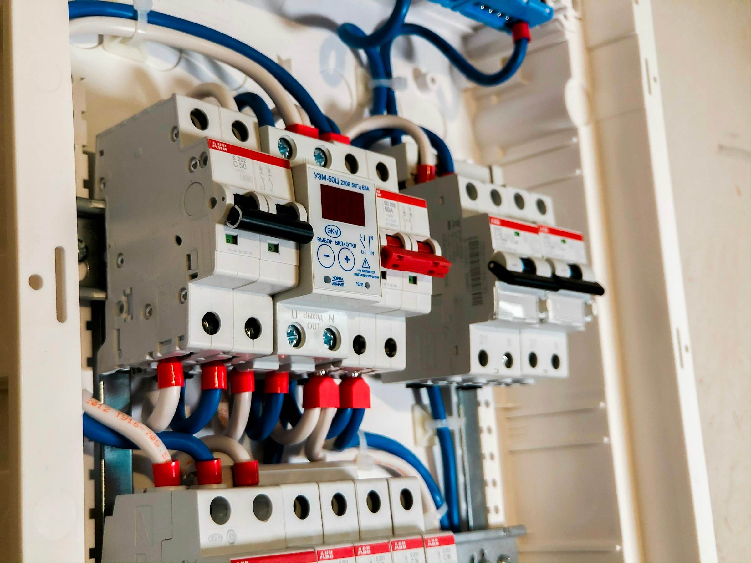 Kesiciler, kontaktörler ve düzenli kablolamayla donatılmış bir elektrik dağıtım panosu